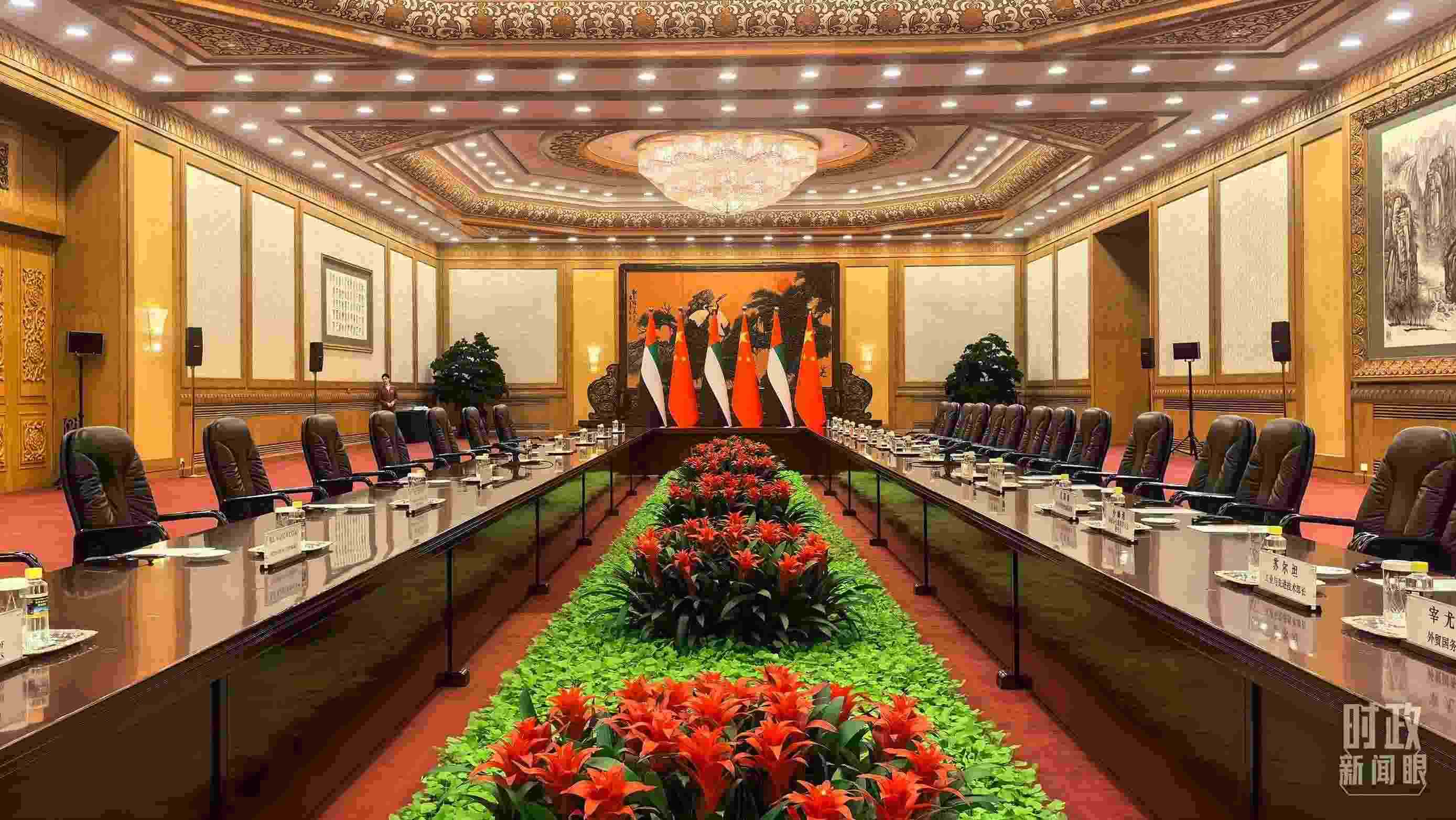 △5月30日下午，習(xí)近平主席同阿聯(lián)酋總統(tǒng)穆罕默德會(huì)談。這是會(huì)談開(kāi)始前的現(xiàn)場(chǎng)。（總臺(tái)央視記者鄂介甫拍攝）