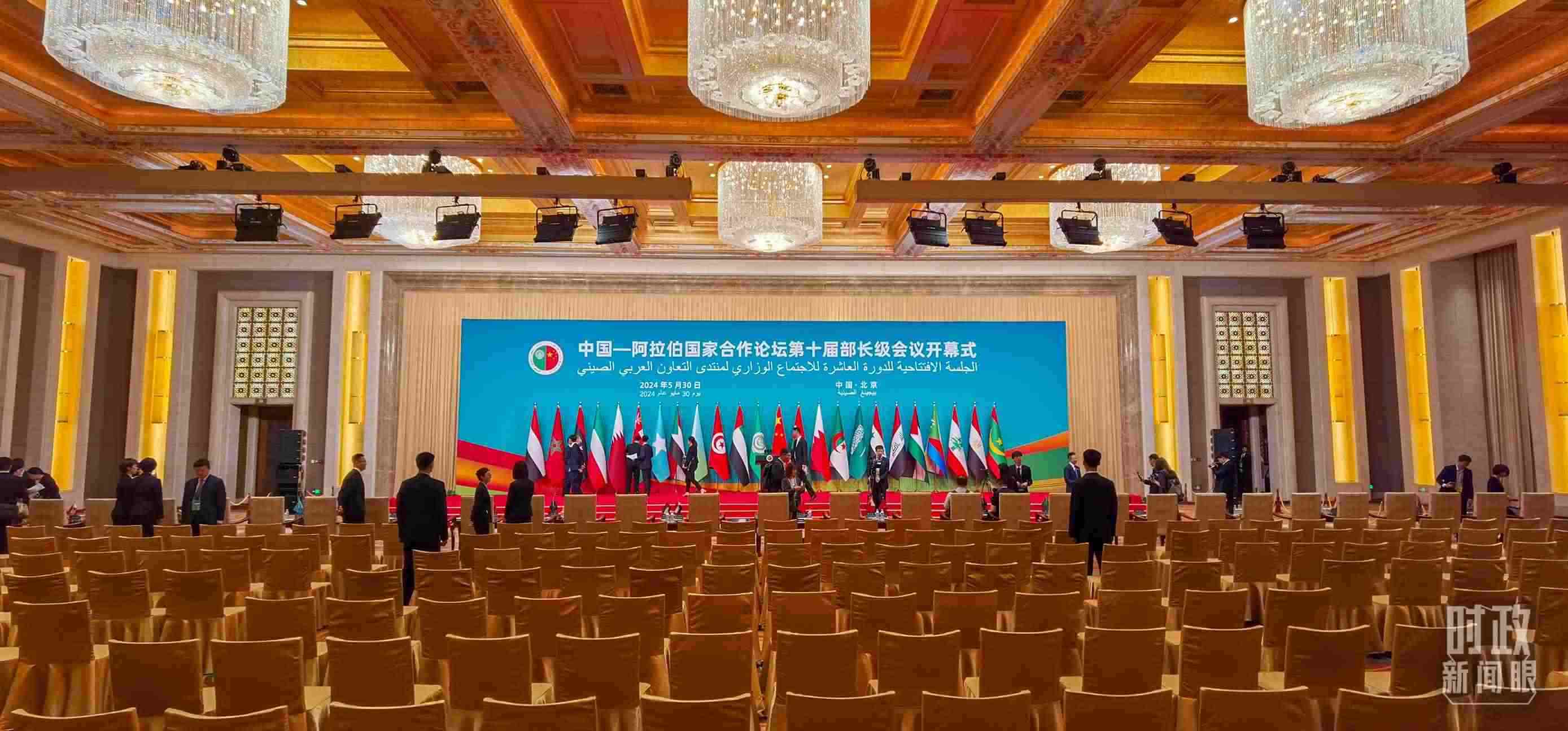 △會(huì)議開(kāi)始前，現(xiàn)場(chǎng)正在進(jìn)行各項(xiàng)準(zhǔn)備工作。（總臺(tái)央視記者郭鴻拍攝）