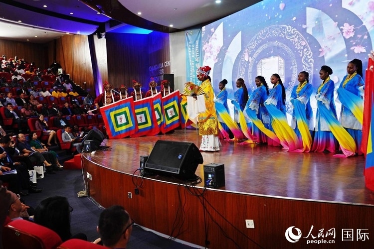 開幕式前，內羅畢大學孔子學院學生進行文藝表演。人民網(wǎng)記者 黃煒鑫攝