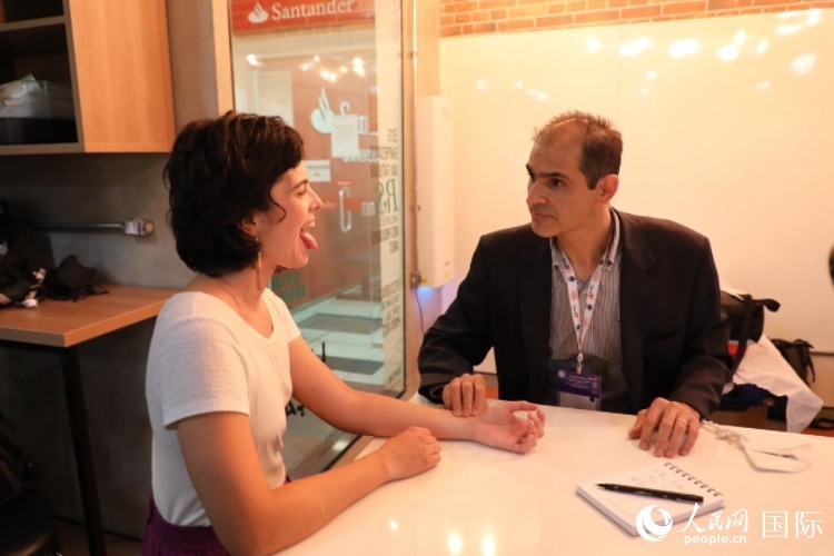 在巴西米納斯吉拉斯州首府貝洛奧里藏特開(kāi)辦診所的中醫(yī)師保羅·貢扎爾韋斯，正在把脈并觀察舌苔。人民網(wǎng)記者 陳一鳴攝