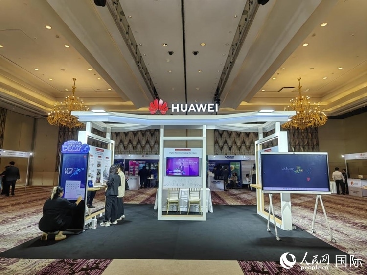 峰會(huì)現(xiàn)場(chǎng)，由泰國(guó)政府、中泰高校和客戶伙伴搭建的人才雙選會(huì)和伙伴展臺(tái)開(kāi)放。人民網(wǎng)記者 楊一攝