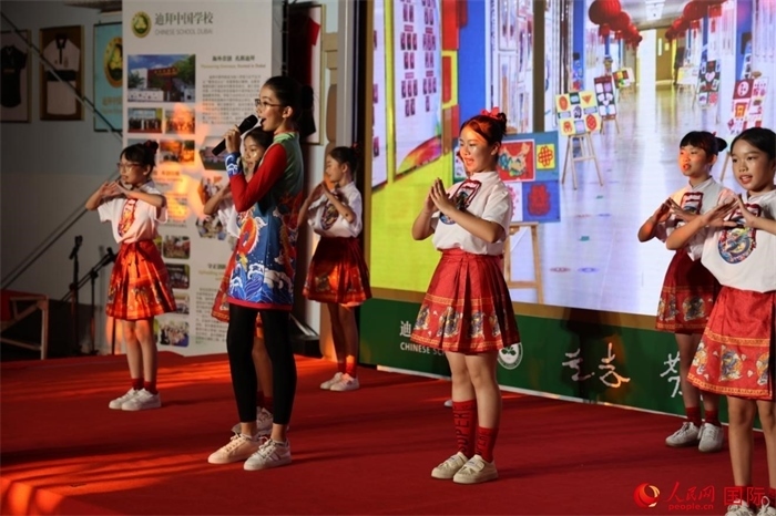活動上，孩子們表演原創(chuàng)歌舞節(jié)目。人民網(wǎng)記者 張志文攝