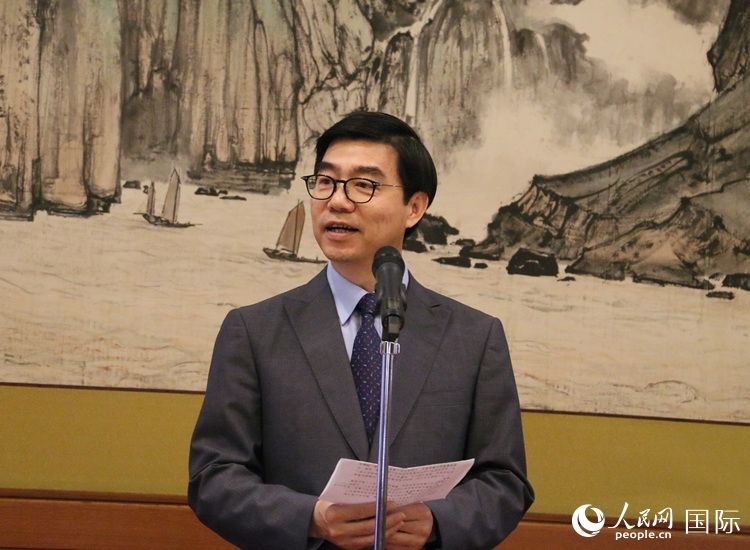 中國駐日本大使館施泳公使致辭。人民網(wǎng) 許可攝