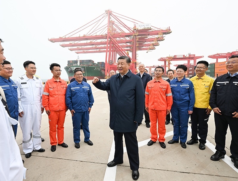 △2024年5月22日，習近平總書記在山東省日照港親切慰問港口科技工作者、運營人員、航運人員。