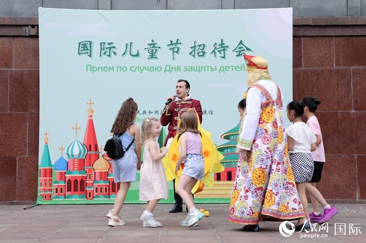 中俄兩國小朋友共同參與互動游戲。人民網(wǎng)記者 隋鑫攝