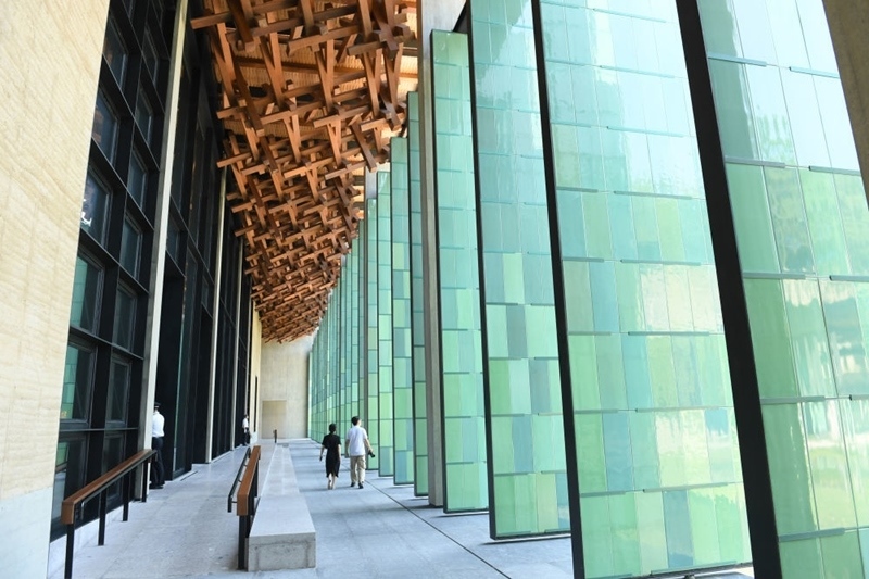 2022年7月23日，杭州國(guó)家版本館屋頂?shù)哪緲?gòu)和青瓷門扇相映成趣。