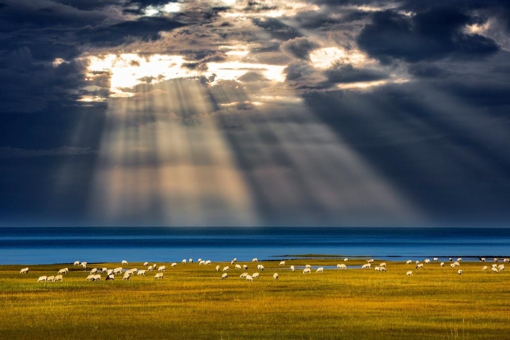 這是2022年9月21日在海北藏族自治州海晏縣拍攝的青海湖一角。（通聯(lián)照片 焦生福 攝）