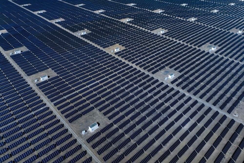 這是2024年4月15日在青海省海南藏族自治州共和縣塔拉灘綠色產(chǎn)業(yè)發(fā)展園區(qū)拍攝的光伏電站。新華社記者 張龍 攝