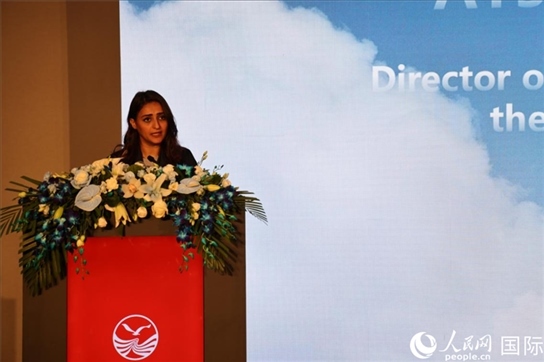 阿聯(lián)酋經(jīng)濟部旅游司司長艾莎·阿菲菲致辭。人民網(wǎng)記者張志文攝