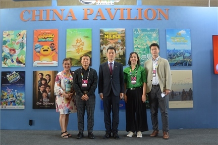 相關(guān)公司代表與中國駐里約熱內(nèi)盧總領(lǐng)館商務(wù)參贊敬艷輝在中國聯(lián)合展臺(tái)前合影。中廣國際公司供圖