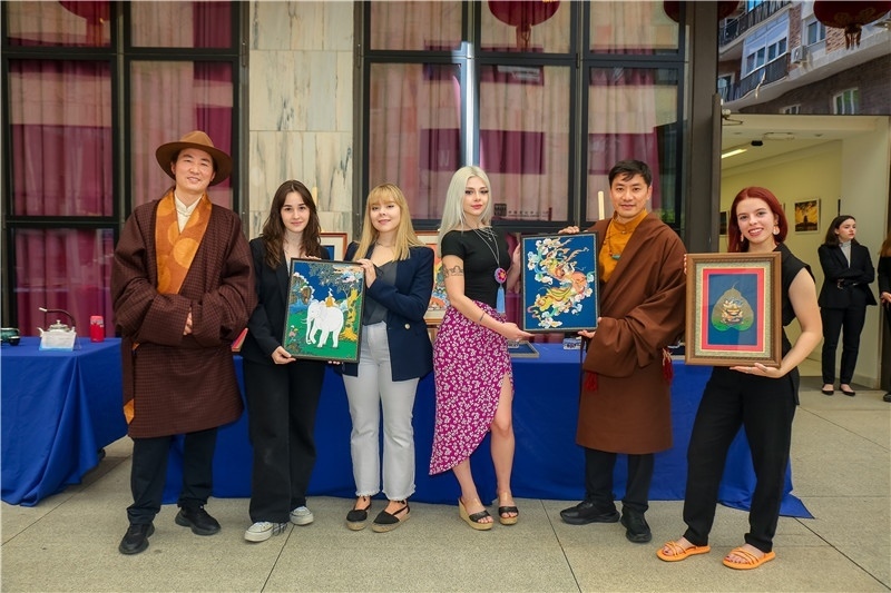 西班牙嘉賓參觀青海傳統(tǒng)手工技藝展示。主辦方供圖