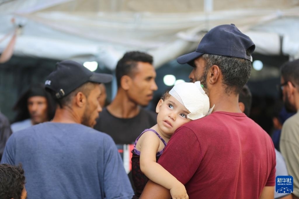 這是6月8日在加沙地帶中部努賽賴特難民營拍攝的傷員。新華社發(fā)（馬爾萬·達烏德攝）