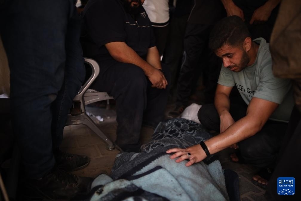 這是6月8日在加沙地帶中部努賽賴特難民營拍攝的以軍襲擊受害者。新華社發(fā)（馬爾萬·達烏德攝）