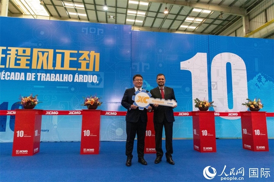 儀式上，徐工巴西制造總經(jīng)理李寒光將第23456臺(tái)產(chǎn)品鑰匙交付給客戶巴西Simak公司首席執(zhí)行官安德森·阿布魯手中。 人民日?qǐng)?bào)社拉美中心分社 威廉·科埃略·維亞納攝