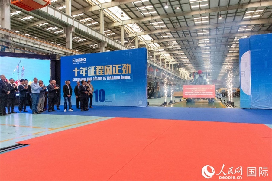 儀式上，米納斯吉拉斯州、波蘇阿雷格里市政府官員，徐工巴西制造的供應(yīng)商、經(jīng)銷商、客戶伙伴、員工代表和在巴中資機(jī)構(gòu)代表等，一起祝賀徐工巴西制造第23456臺(tái)產(chǎn)品下線并交付客戶。 人民日?qǐng)?bào)社拉美中心分社 威廉·科埃略·維亞納攝