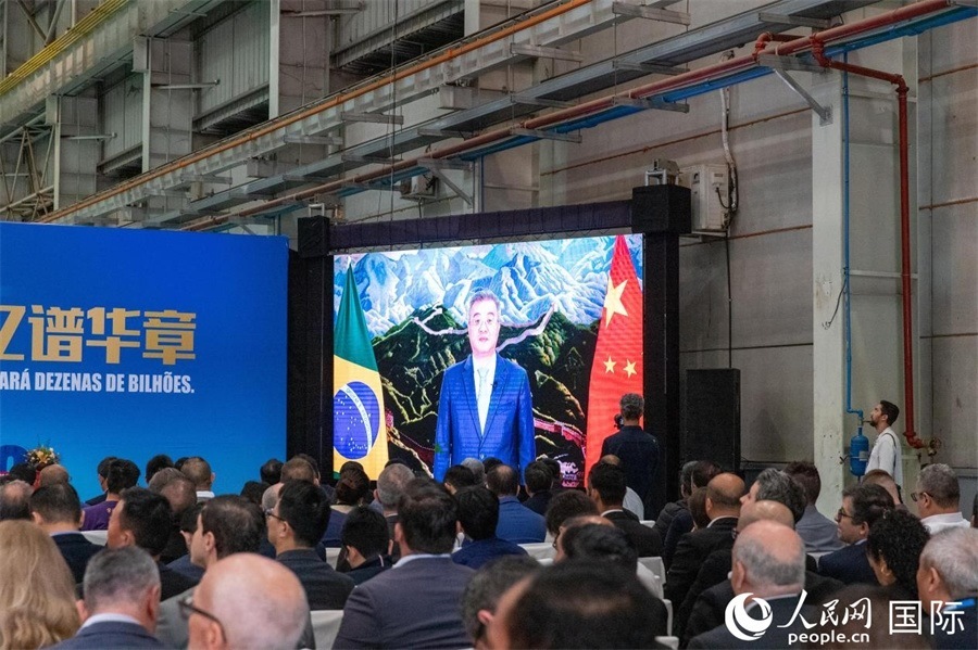 中國(guó)駐巴西大使祝青橋在視頻致辭中表示，徐工在巴西的發(fā)展，是眾多中國(guó)企業(yè)在習(xí)近平主席提出的共建“一帶一路”倡議推動(dòng)下，將中國(guó)的技術(shù)和產(chǎn)業(yè)發(fā)展成果帶往世界，促進(jìn)各國(guó)發(fā)展的縮影。 人民日?qǐng)?bào)社拉美中心分社 威廉·科埃略·維亞納攝