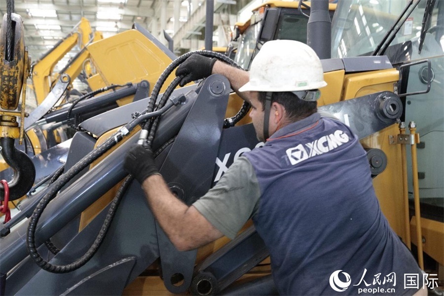 一名徐工巴西制造基地的當(dāng)?shù)貑T工正在進(jìn)行設(shè)備安裝和調(diào)試。 人民日?qǐng)?bào)社拉美中心分社 威廉·科埃略·維亞納攝