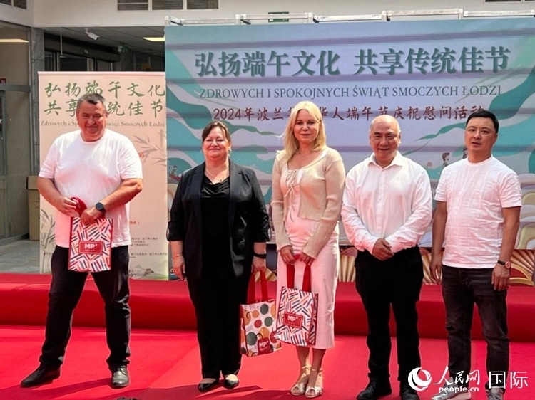 向波蘭友人發(fā)放端午節(jié)慰問品。人民網(wǎng)記者 李增偉攝