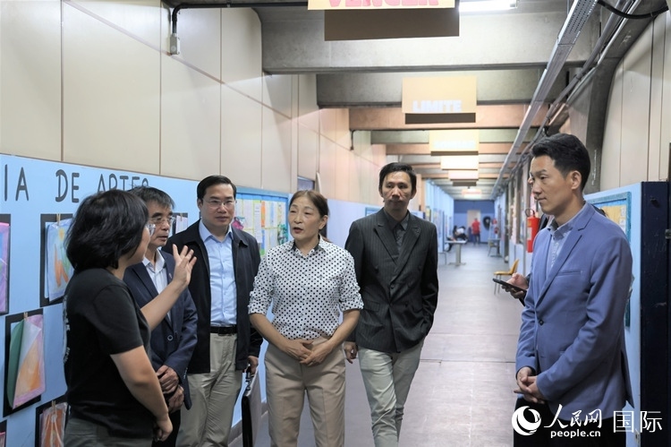 中國駐里約總領(lǐng)館商務(wù)參贊敬艷輝（右一）等嘉賓在里約孔院中方院長孫艷萍（左一）帶領(lǐng)下，參觀薩繆爾·韋納公立學(xué)校的中文教室，了解該校中文教學(xué)軟硬件設(shè)施。人民網(wǎng)記者 時元皓攝