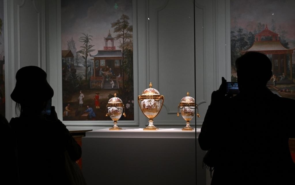 4月1日，觀眾在北京故宮參觀“紫禁城與凡爾賽宮——17、18世紀(jì)的中法交往”展覽。新華社記者金良快攝