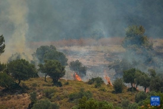 6月12日，以色列北部加利利地區(qū)遭受火箭彈襲擊后冒出滾滾濃煙。新華社發(fā)（阿亞爾·馬戈林?jǐn)z/基尼圖片社）