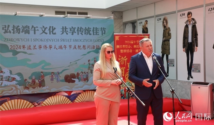 皮耶霍欽斯基（右）在活動上致辭。人民網(wǎng)記者 李增偉攝