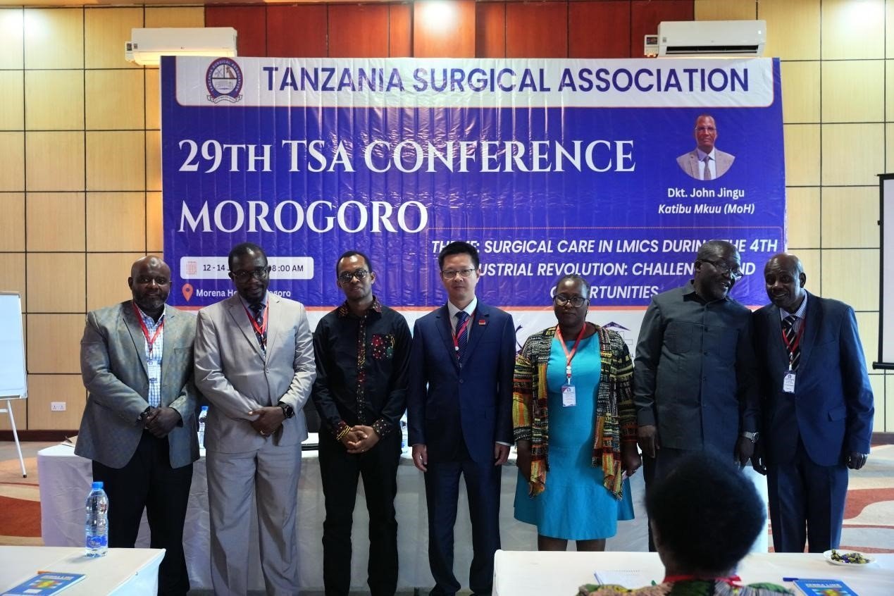 醫(yī)療隊(duì)隊(duì)長(zhǎng)蔣國(guó)慶與大會(huì)主席團(tuán)合影