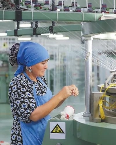 在針織毛坯車間，當?shù)毓と苏诮泳€。胡澤曦攝