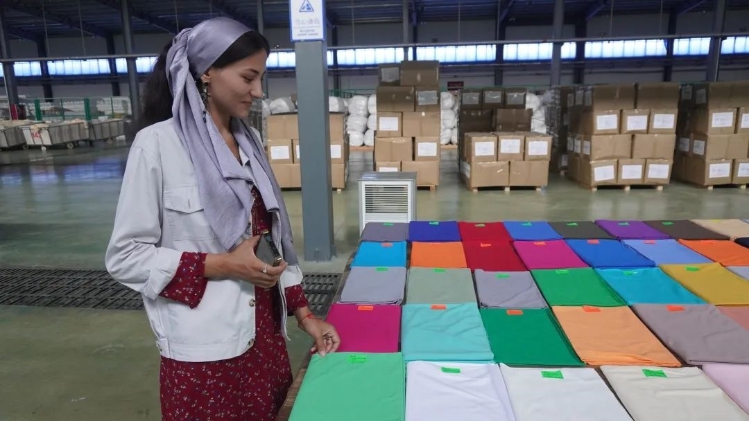 當?shù)毓と苏跈z驗成品。曲頌攝