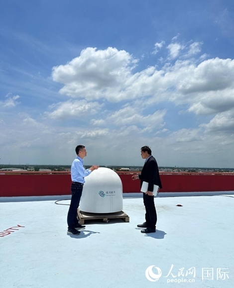 中泰兩國(guó)技術(shù)人員交流低軌寬帶衛(wèi)星互聯(lián)網(wǎng)運(yùn)行情況。人民網(wǎng)記者 簡(jiǎn)承淵攝