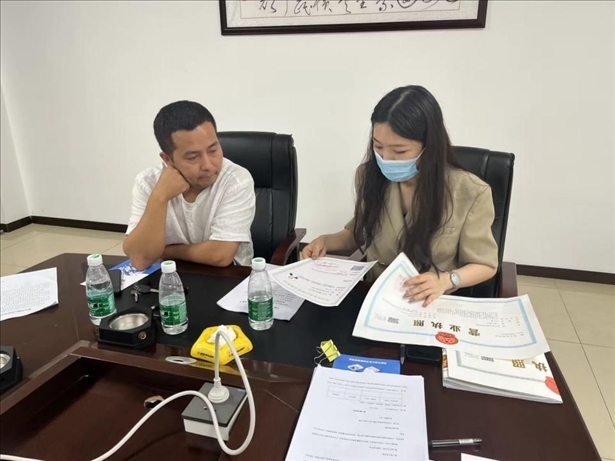 成都市溫江區(qū)市場監(jiān)管局在區(qū)農(nóng)副產(chǎn)品流通交易中心為商戶上門辦理“個轉(zhuǎn)企”登記。成都市市場監(jiān)管局供圖