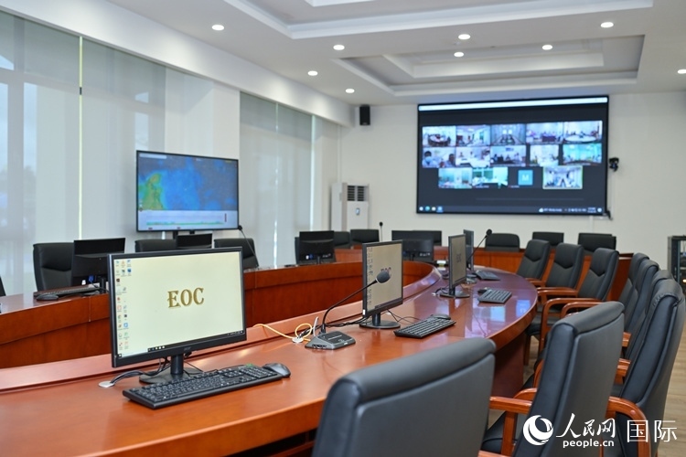 援緬甸國家疾控中心應(yīng)急指揮中心內(nèi)。人民網(wǎng)記者 謝佳君攝