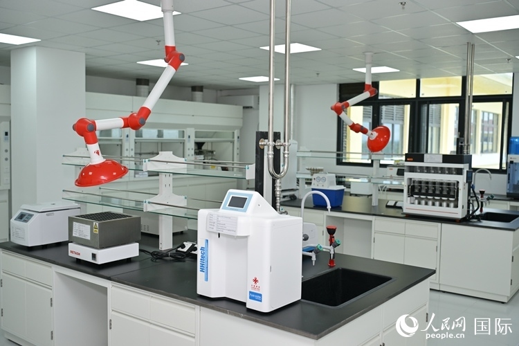 援緬甸國家疾控中心實驗室內(nèi)。人民網(wǎng)記者 謝佳君攝