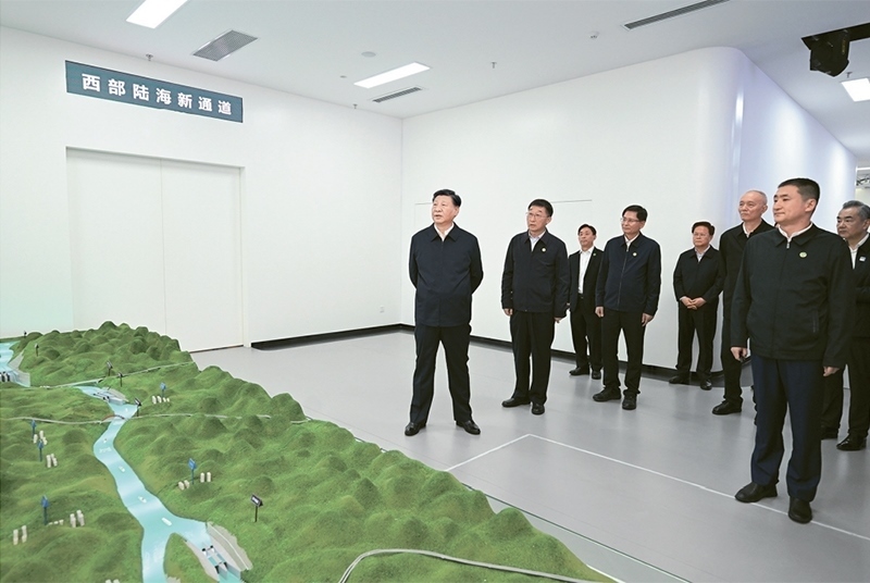 2023年12月14日至15日，中共中央總書記、國家主席、中央軍委主席習(xí)近平在廣西考察。這是14日上午，習(xí)近平在南寧市考察中國—東盟信息港股份有限公司，結(jié)合平陸運(yùn)河沙盤聽取西部陸海新通道骨干工程建設(shè)匯報(bào)。 新華社記者 謝環(huán)馳/攝