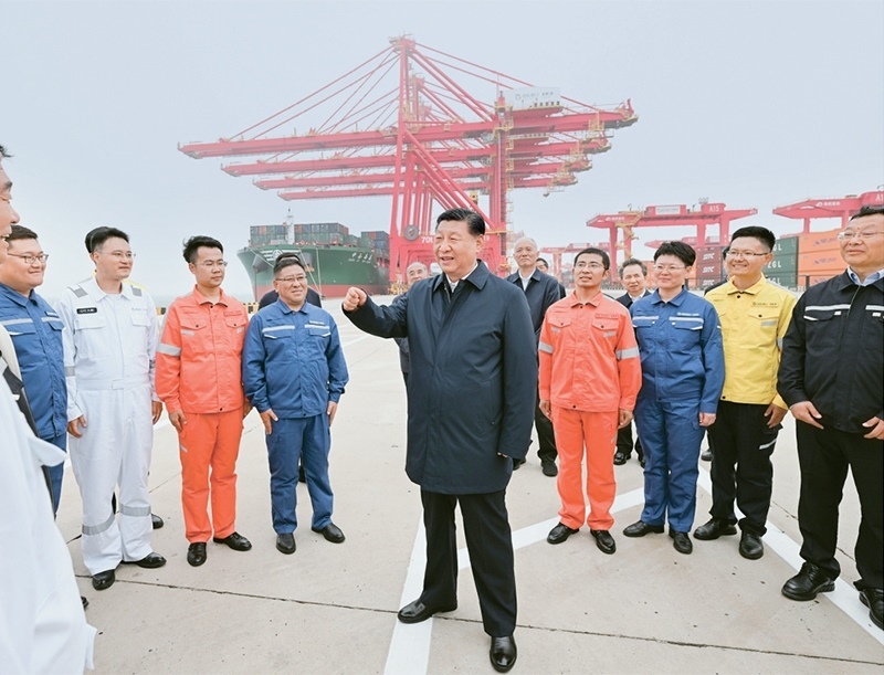 2024年5月22日至24日，中共中央總書記、國家主席、中央軍委主席習(xí)近平在山東考察。這是22日下午，習(xí)近平在日照港親切慰問港口科技工作者、運(yùn)營人員、航運(yùn)人員。 新華社記者 謝環(huán)馳/攝