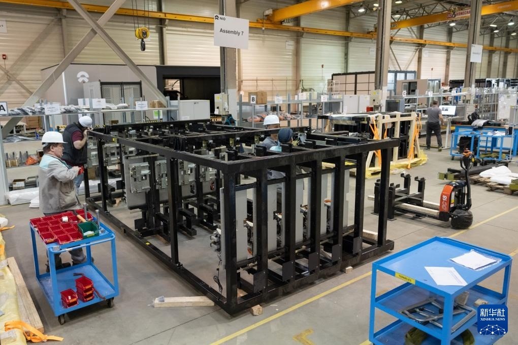 2024年1月26日，在匈牙利比奧托爾巴吉，員工在蔚來能源歐洲工廠工作。新華社發(fā)（弗爾季·奧蒂洛 攝）