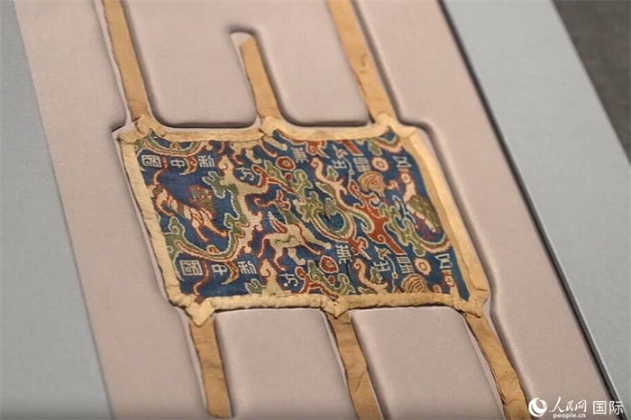 “五星出東方利中國”織錦護臂。人民網記者 張麗婭攝