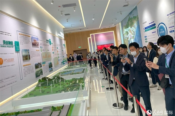 日本創(chuàng)價學會青年代表團在烏魯木齊市文化中心規(guī)劃館參觀。人民網記者 張麗婭攝