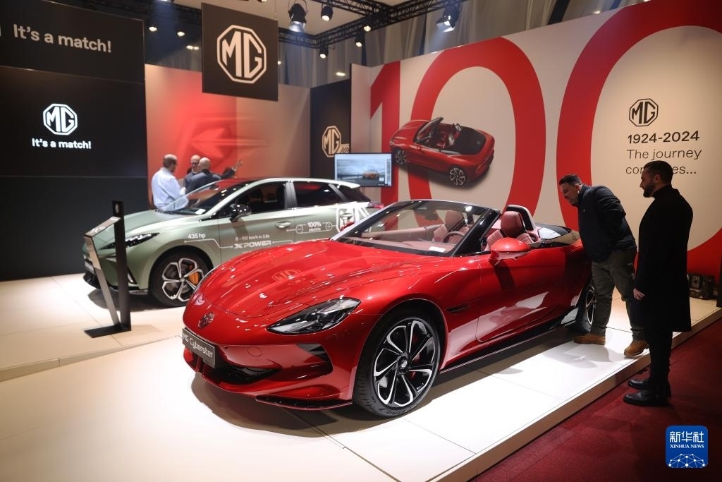 2024年1月17日，人們在比利時(shí)布魯塞爾舉辦的2024布魯塞爾汽車展上參觀上汽名爵電動汽車。新華社記者 趙丁喆 攝