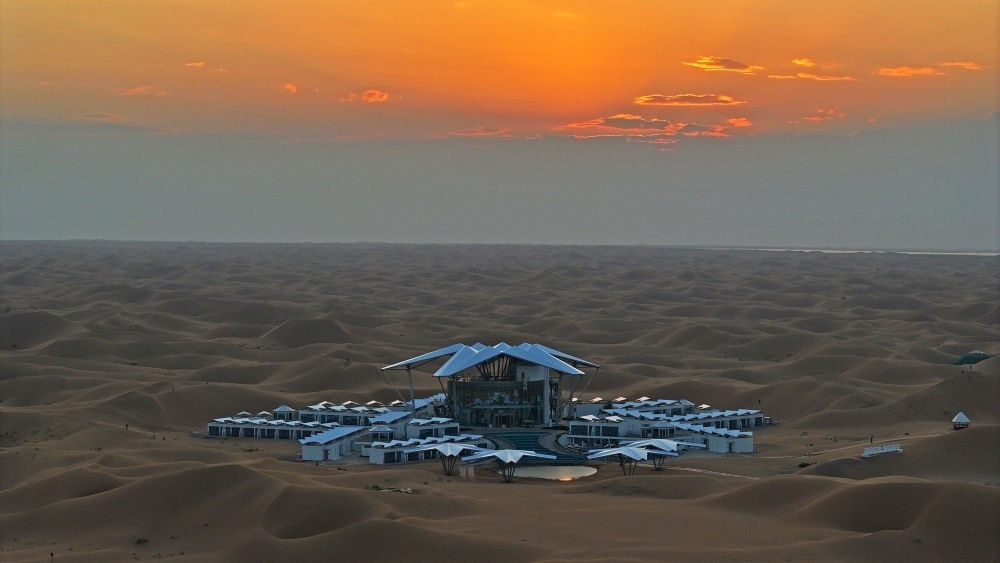 這是位于寧夏中衛(wèi)市沙坡頭景區(qū)的星星酒店（2023年9月6日攝，無人機(jī)照片）。新華社記者 王鵬 攝