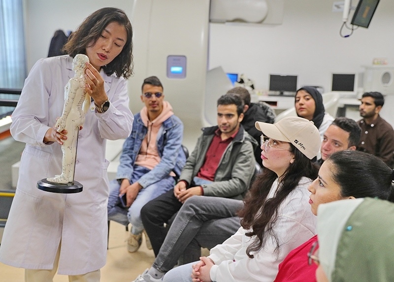 2023年4月19日，河北省秦皇島市中醫(yī)醫(yī)院醫(yī)務(wù)工作者為燕山大學(xué)外國(guó)留學(xué)生講解中醫(yī)經(jīng)絡(luò)知識(shí)。