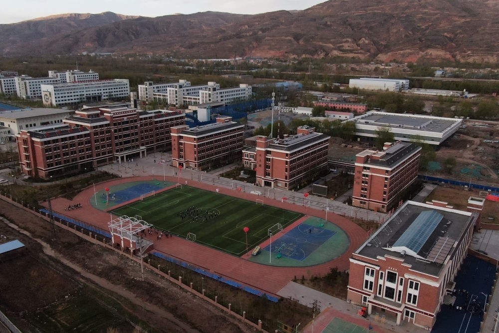 這是果洛西寧民族中學(xué)（2021年4月28日攝，無人機照片）。