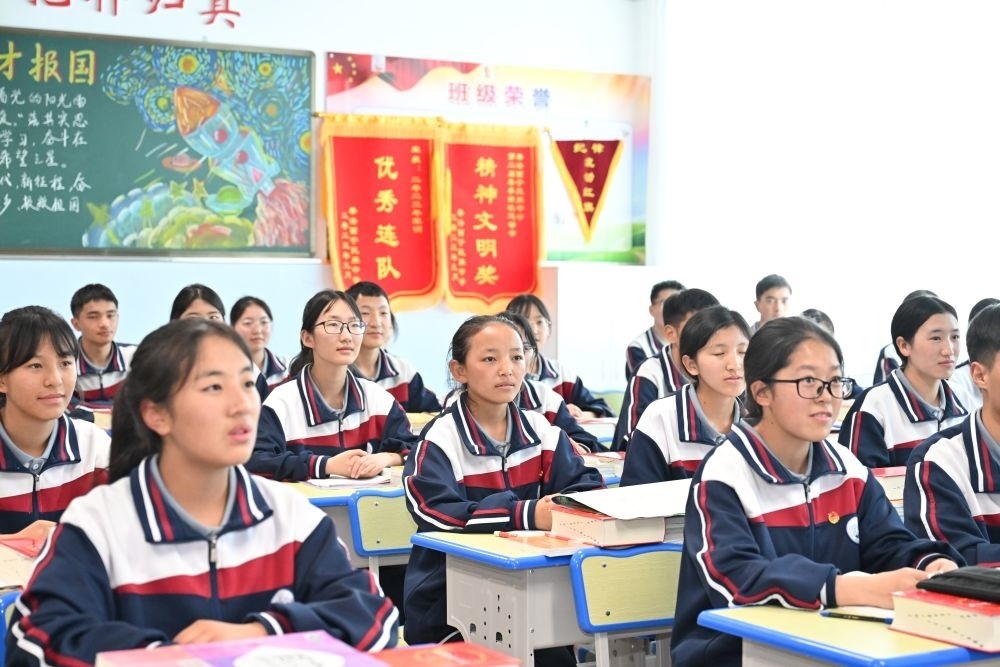 2024年6月18日，果洛西寧民族中學(xué)學(xué)生在上課。