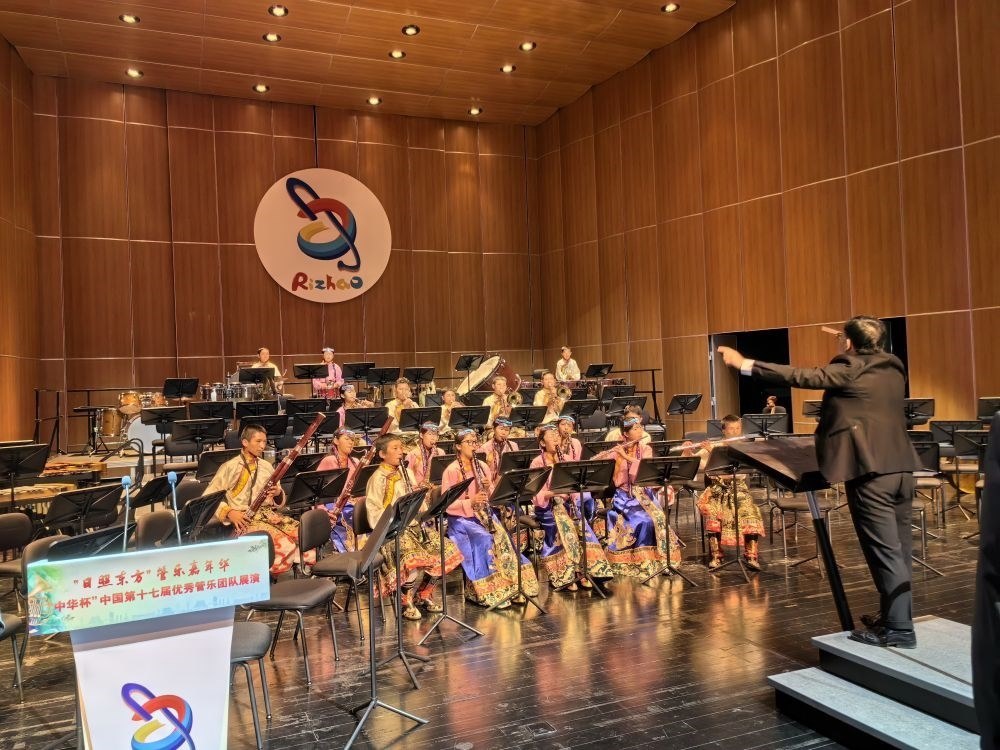 5月4日，來自果洛西寧民族中學(xué)的果洛州青少年管樂團在山東省日照市演出。