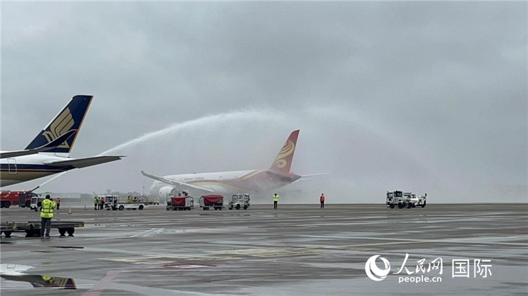 航班享受“水門禮”后起飛。牛瑞飛攝