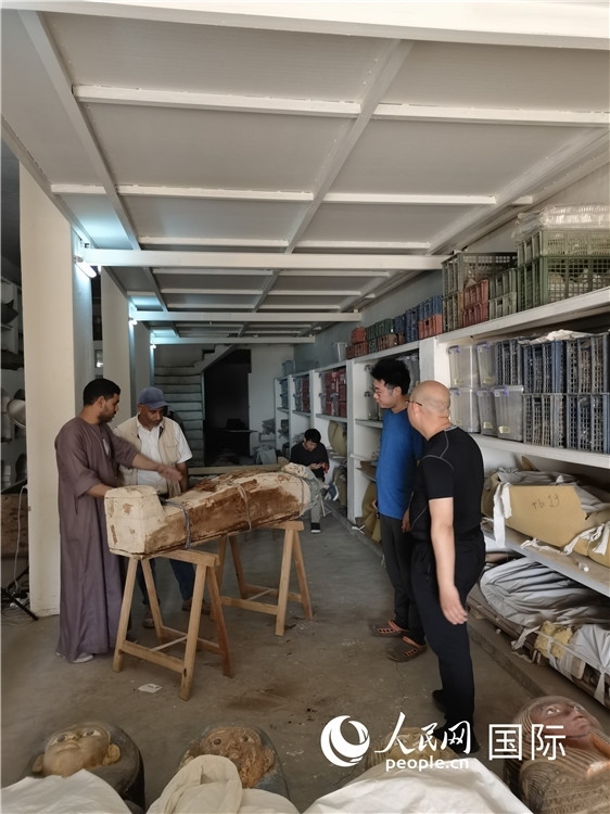 圖為中埃薩卡拉新出土文物數(shù)字化調(diào)查與研究項目團(tuán)隊在工作現(xiàn)場。