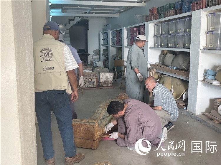 圖為中埃薩卡拉新出土文物數(shù)字化調(diào)查與研究項目團(tuán)隊在工作現(xiàn)場。薛江攝