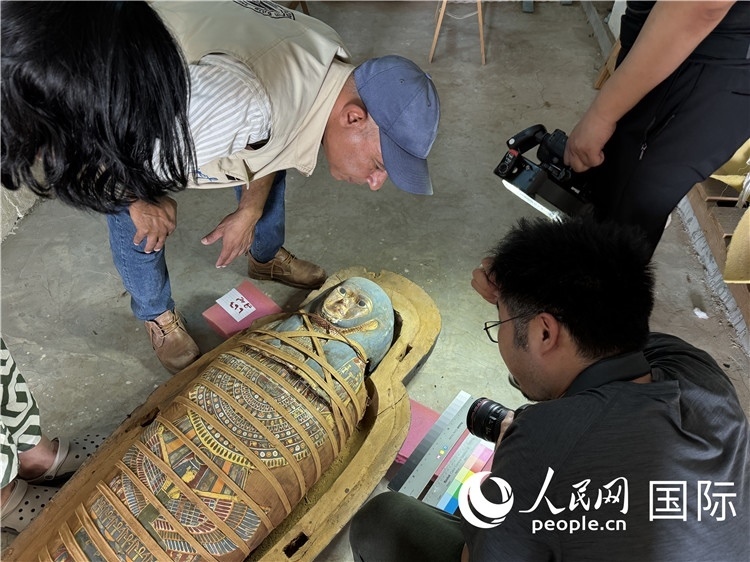 圖為中埃薩卡拉新出土文物數(shù)字化調(diào)查與研究項目團(tuán)隊在工作現(xiàn)場。薛江攝