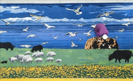 在青海省西寧市圣源地毯集團(tuán)有限公司生產(chǎn)車間，操作工檢查毯面、拔花刺（2023年2月4日攝）。新華社記者 才揚(yáng) 攝