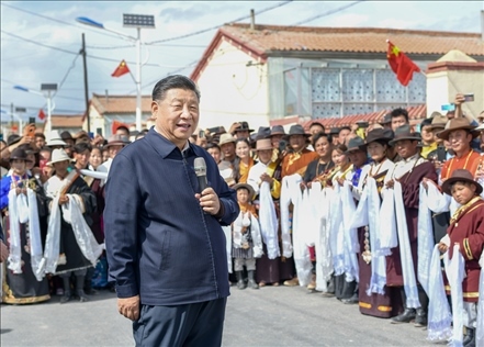 2021年6月7日至9日，習(xí)近平總書(shū)記在青?？疾?。這是8日下午，習(xí)近平在海北藏族自治州剛察縣沙柳河鎮(zhèn)果洛藏貢麻村考察時(shí)，同村民們親切交流。新華社記者 謝環(huán)馳 攝